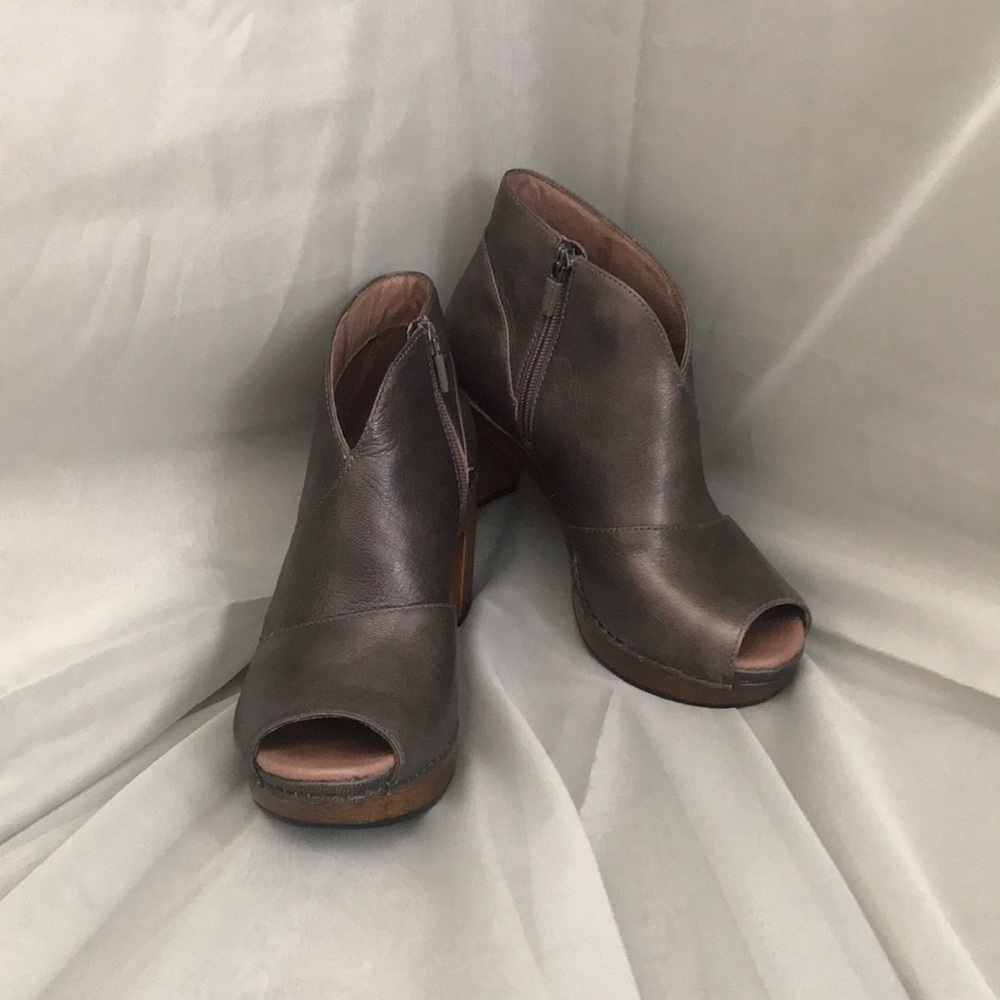 BRAND NEW DANSKO SHOES  SIZE 7.5-8